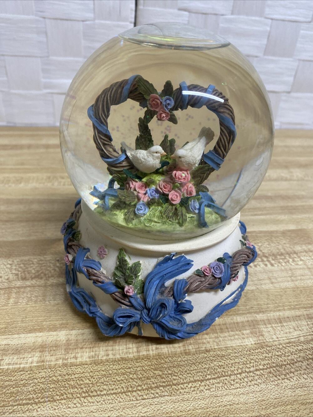 San Francisco Music Box Co. Musical Snow Globe Turtle Doves Heart Wreath '92